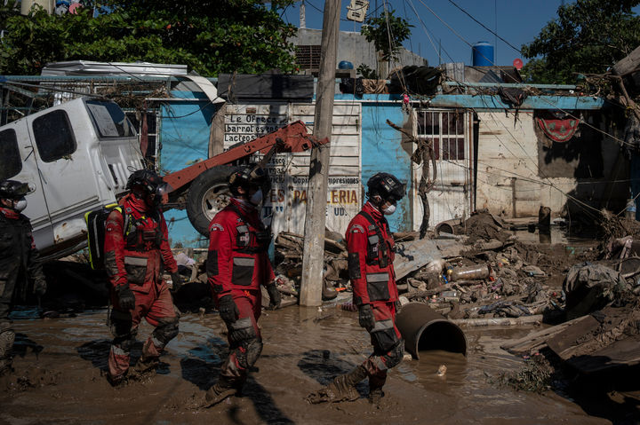 [포사리카=AP/뉴시스] 12일(현지 시간) 멕시코 베라크루스주 포사리카에서 구조대원들이 홍수 피해 거리 곳곳을 점검하고 있다. 열대성 폭풍 프리실라와 레이몬드로 인한 폭우로 멕시코 5개 주에 산사태와 홍수가 발생해 베라크루스주에서 18명 등 지금까지 최소 44명이 숨진 것으로 알려졌다. 2025.10.13.