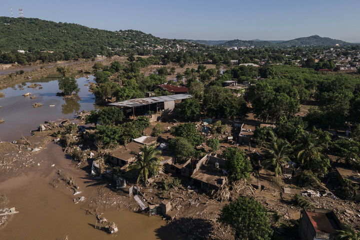 [베라크루스=AP/뉴시스] 12일(현지 시간) 멕시코 베라크루스주 포자리카 주택이 홍수로 인해 진흙으로 뒤덮여 있다. 2025.10.13.