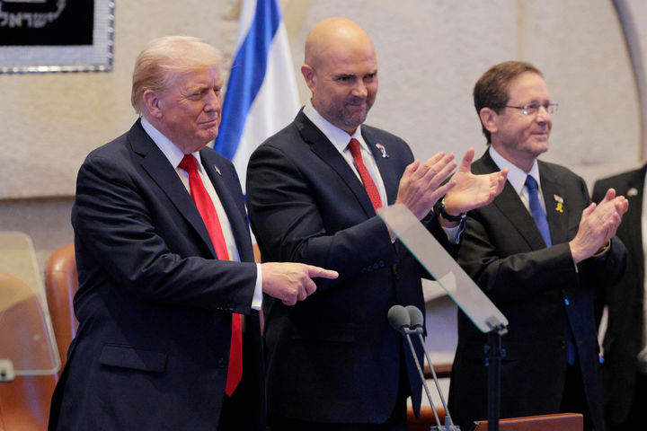 [예루살렘=AP/뉴시스]도널드 트럼프 미 대통령이 13일 예루살렘의 이스라엘 의회 크네셋에서 연설하기 전 기립박수를 받고 있다. 그는 이날 모든 이스라엘 인질들이 석방된 것과 관련, "새로운 중동의 역사적 새벽"을 선언했다. 2025.10.13.