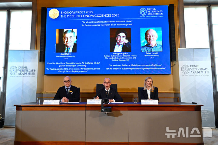[AP/뉴시스] 13일 스웨덴 한림원과 노벨경제학상 위원회가 스톡홀름에서 올해 경제학상 수상자들을 선정 발표하고 있다. 스킈린에 공동 수상자 모키르, 아기용 및 하위트 교수 사진이 올라와 있다 