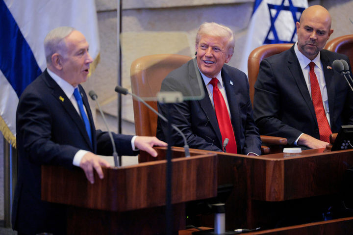 [예루살렘=AP/뉴시스]베냐민 네타냐후 이스라엘 총리가 13일 예루살렘의 이스라엘 의회 크네세트에서 도널드 트럼프 미 대통령이 지켜보는 가운데 연설하고 있다. 그는 "오늘 유대력으로 2년에 걸친 긴 전쟁이 끝났다"며 "이번에 이뤄진 평화를 지키기 위해 헌신하겠다"고 다집했다. 2025.10.13.