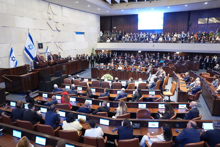 [예루살렘=AP/뉴시스] 베냐민 네타냐후 이스라엘 총리의 소속 정당인 리쿠드당이 언론 통제 우려가 있는 미디어 규제 법안을 추진해 논란이 예상된다. 사진은 도널드 트럼프 미국 대통령이 지난달 13일(현지 시간) 이스라엘 크네세트(의회)에서 연설하는 모습. 2025.11.04.