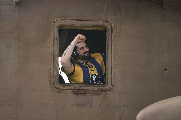 [라마트간=AP/뉴시스] 13일(현지 시간) 이스라엘 라마트간 셰바의료원에서 석방된 인질 지브 버만이 헬기 안에서 주먹을 들어 보이고 있다. 2025.10.14.