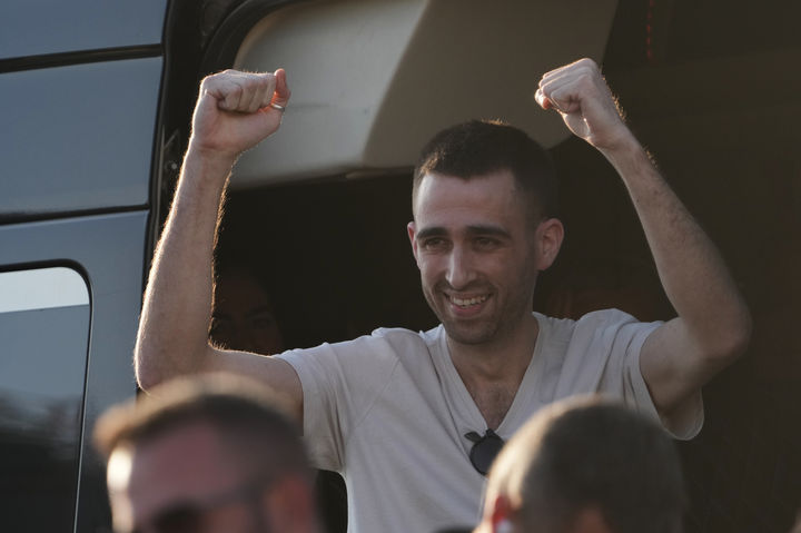 [페타티크바=AP/뉴시스] 13일(현지 시간) 이스라엘 페타티크바의 베이린슨 병원에서 인질 아비나탄 오르가 주먹을 들어 보이며 기뻐하고 있다. 오르는 이날 738일 만에 가자지구에서 풀려났다. 2025.10.14.