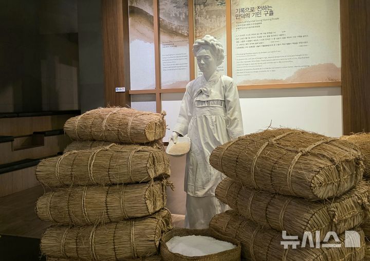 [제주=뉴시스] 임재영 기자 = 11일 오후 제주시 건입동 김만덕기념관에 있는 김만덕 조형물. 기근에 처한 제주 사람들에게 곡식을 나눠주는 이미지를 형상화 했다. 2025.10.13. ijy788@newsis.com