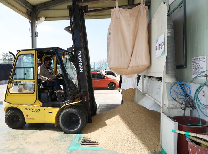 [태안=뉴시스] 충남 태안군이 지난 2022년 10월 태압읍 미곡종합처리장에서 매입한 공공비축미를 지게차로 옮겨 건조기에 넣고 잇다. (사진=태안군 제공) 2025.10.13. photo@newsis.com *재판매 및 DB 금지