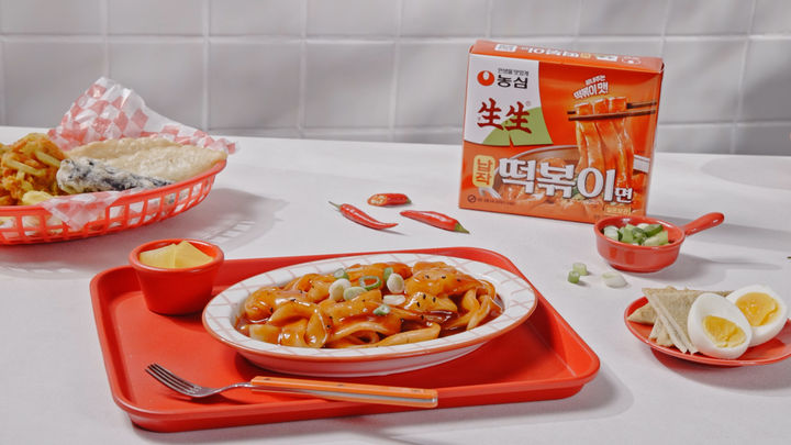 [서울=뉴시스] 농심 '생생납작떡볶이면'.(사진=농심 제공) *재판매 및 DB 금지