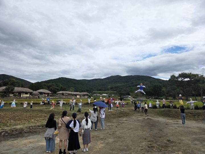 [아산=뉴시스] 아산시가 추석 연휴 기간 동안 외암민속마을 짚풀문화제 사전행사를 개최했다. (사진=아산시 제공) 2025.10.13 photo@newsis.com *재판매 및 DB 금지