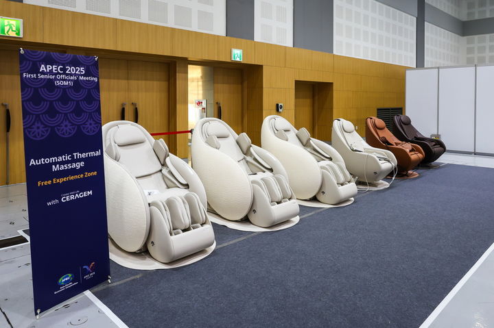 [서울=뉴시스] 세라젬은 오는 오는 27일부터 내달 1일까지 경북 경주에서 열리는 2025년 아시아태평양경제협력체(APEC) 정상회의에 척추 의료기기와 헬스케어 제품을 공식 협찬한다고 13일 밝혔다. 사진은 APEC 1차 고위관리회의(SOM)에 전시된 세라젬 '파우제 M6&M8 Fit'의 모습. (사진=세라젬 제공) 2025.10.13. photo@newsis.com *재판매 및 DB 금지