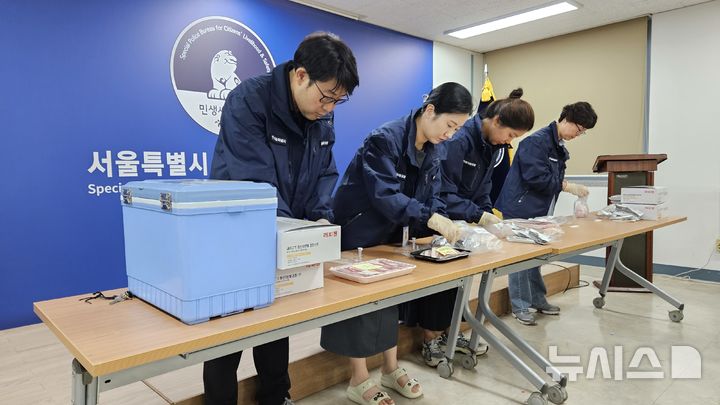 [서울=뉴시스]돼지고기 원산지판별 검사키트 활용 검사.
