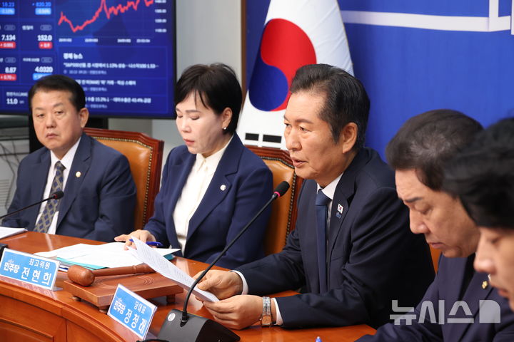 [서울=뉴시스] 조성봉 기자 = 정청래 더불어민주당 대표가 13일 오전 서울 여의도 국회에서 열린 최고위원회의에서 발언을 하고 있다.2025.10.13 suncho21@newsis.com