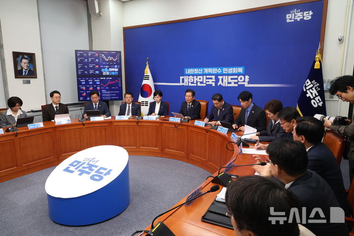 [서울=뉴시스] 조성봉 기자 = 정청래 더불어민주당 대표가 13일 오전 서울 여의도 국회에서 열린 최고위원회의에서 발언을 하고 있다.2025.10.13 suncho21@newsis.com