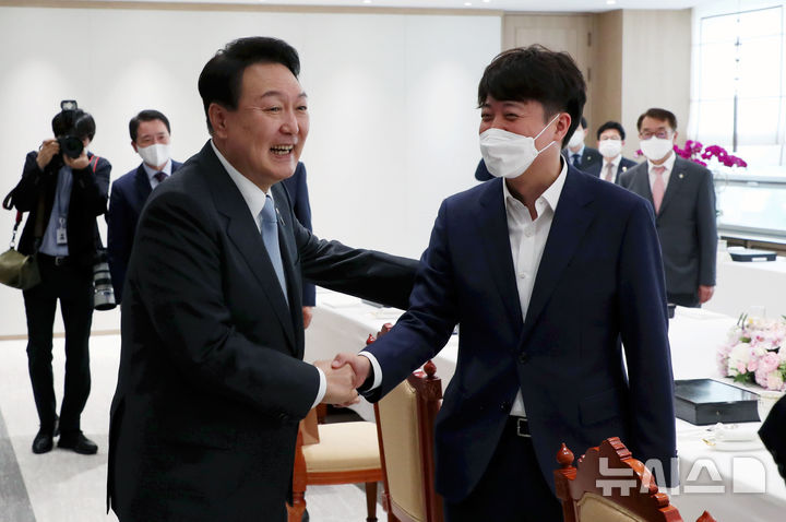[서울=뉴시스] 윤석열 당시 대통령이 서울 용산 대통령실 청사 대접견실에서 열린 국민의힘 지도부 초청 오찬 간담회에서 이준석 당시 대표와 악수하는 모습. (사진=홍효식 기자) 2022.06.10. photo@newsis.com