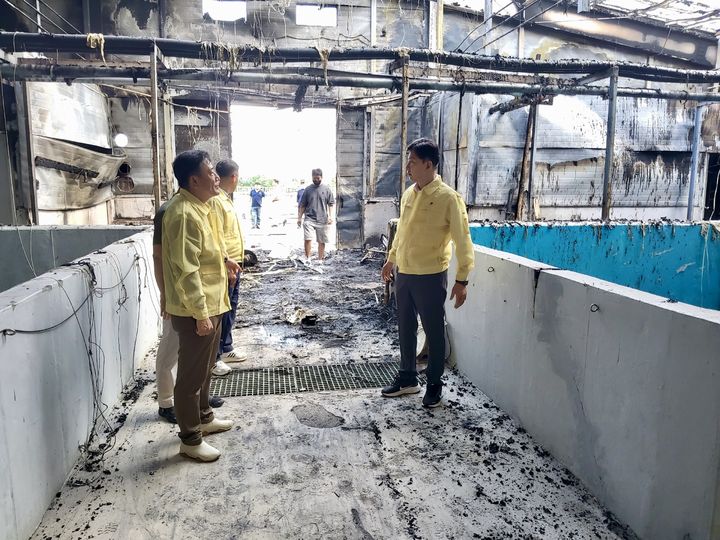 [보성=뉴시스] 지난 12일 김철우 보성군수(오른쪽)가 벌교 꼬막 종묘배양장 화재 현장을 살펴보고 있다. (사진=보성군 제공). 2025.10.13. photo@newsis.com *재판매 및 DB 금지
