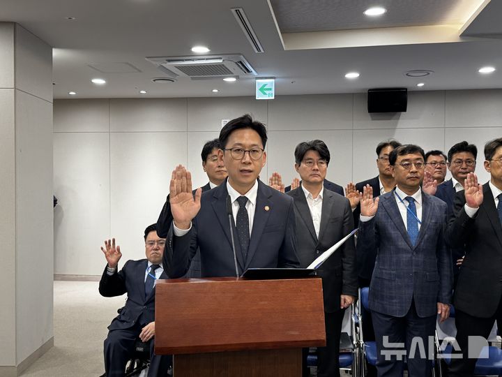 [세종=뉴시스]배경훈 부총리 겸 과학기술정보통신부 장관이 13일 정부세종청사에서 진행된 국회 과학기술정보방송통신위원회의 과기정통부 및 산하기관 국정감사에서 증인 선서를 하고 있다. (사진=심지혜 기자)