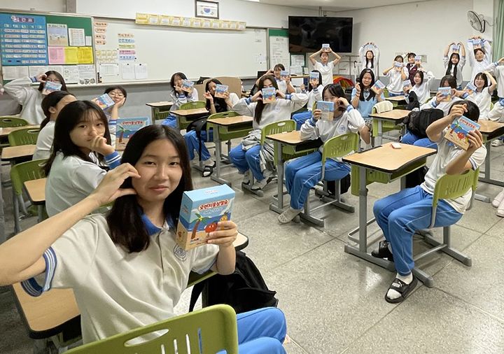 [영주=뉴시스] 학생들이 홍삼간식을 받으며 좋아하고 있다. (사진=영주시 제공) 2025.10.13. photo@newsis.com *재판매 및 DB 금지