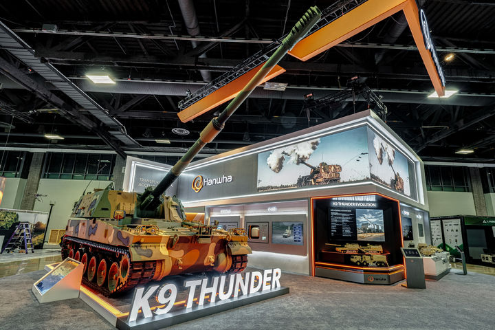 [서울=뉴시스] 한화가 미국 워싱턴DC에서 열리는 미 육군협회의 방산 전시회에 마련한 부스의 모습. (사진=한화에어로스페이스 제공) 2025.10.13. photo@newsis.com *재판매 및 DB 금지