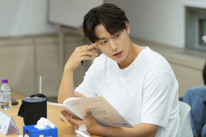 이도현 귀신 호텔 사장 된다…'그랜드 갤럭시 호텔'