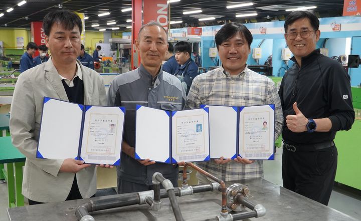 [울산=뉴시스] 구미현 기자 = 울산폴리텍대학 에너지산업설비과 신중년특화과정 재학생 3명이 배관기능장, 용접기능장, 에너지관리기능장에 합격했다. 사진 왼쪽부터 서영민 씨(배관기능장), 황두형 씨(에너지관리기능장), 정대균 씨(용접기능장), 권순두 지도교수. (사진=울산폴리텍대학 제공) 2025.10.13. photo@newsis.com *재판매 및 DB 금지