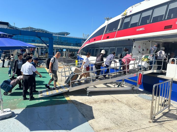 [여수=뉴시스] 추석연휴 전남 여수시 여수여객선터미널에서 귀성객들이 거문도행 여객선에 탑승하고 있다. (사진=여수운항관리센터 제공) 2025.10.13. photo@newsis.com *재판매 및 DB 금지