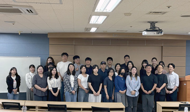 [서울=뉴시스] 세종대 교육대학원 인공지능융합교육전공의 전문가 특강 참석자들이 기념사진을 촬영하고 있다. (사진=세종대 제공) 2025.10.13. photo@newsis.com *재판매 및 DB 금지