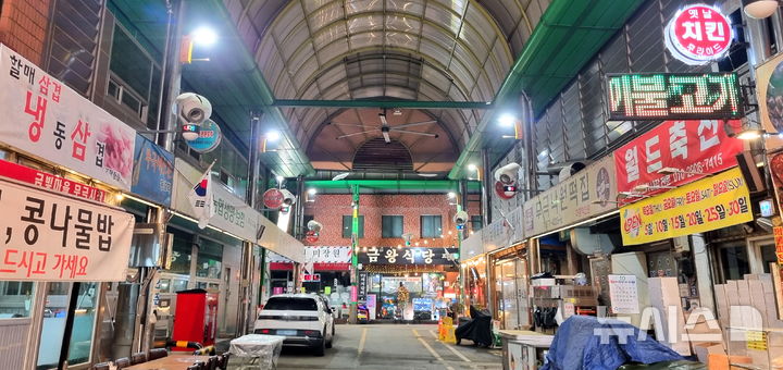 [음성=뉴시스] 무극시장 아케이드 경관조명 교체 사업 완료