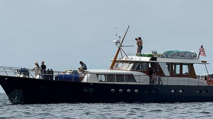[뉴시스]팝스타 케이티 페리(40)와 쥐스탱 트뤼도(53) 전 캐나다 총리가 요트 위에서 다정하게 포옹하고 입을 맞추는 모습이 소셜미디어(SNS)에서 빠르게 확산되며 큰 화제를 모으고 있다.(사진=엑스(X·구 트위터) 갈무리 캡쳐).2025.10.13 *재판매 및 DB 금지