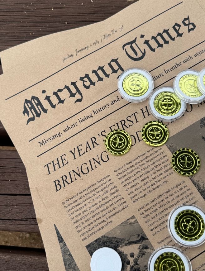 [밀양=뉴시스] 신문사진 촬영 이벤트 사진과 럭키 코인. (사진= 밀양시 제공) 2025.10.13. photo@newsis.com *재판매 및 DB 금지