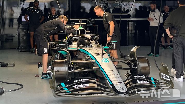 [용인=뉴시스] 황다혜 인턴기자 = 메르세데스 팀의 레이스 엔지니어가 쇼 런에 사용될 2022년형 레이스 카 ‘메르세데스-AMG F1 W13 E 퍼포먼스’를 점검하고 있다. 2025.10.12 