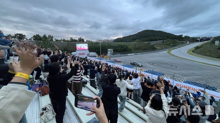 [용인=뉴시스] 황다혜 인턴기자 = 12년만의 국내 F1 행사에 참여한 모터스포츠 팬들이 보타스의 팬 서비스에 환호하는 모습. 2025.10.12 