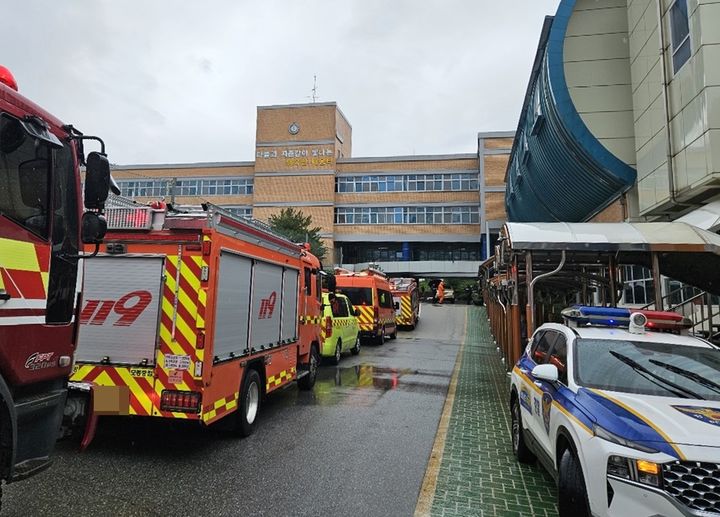 [아산=뉴시스] 13일, 아산의 한 고등학교에 폭발물이 설치됐다는 신고가 접수돼 교직원과 학생들이 대피하는 소동이 벌어졌다. (사진=독자 제공) 2025.10.13 photo@newsis.com *재판매 및 DB 금지