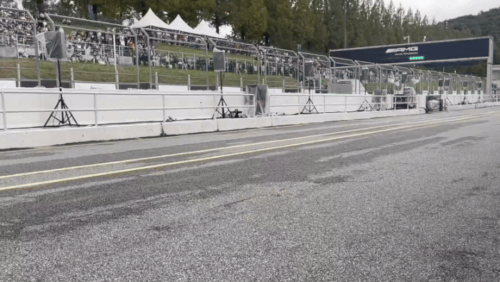 [용인=뉴시스] 황다혜 인턴기자 = 메르세데스-AMG 페트로나스 F1 팀의 드라이버 발테리 보타스가 F1 머신 쇼 런을 위해 에버랜드 AMG 스피드웨이를 찾았다. 2025.10.12 *재판매 및 DB 금지