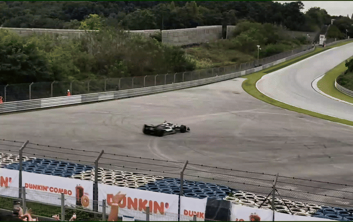 [용인=뉴시스] 황다혜 인턴기자 = 발테리 보타스가 행사의 막바지 환호하는 관중들 앞에서 레이스 카를 회전시키는 '도넛 퍼포먼스'를 하는 모습. 2025.10.12 *재판매 및 DB 금지