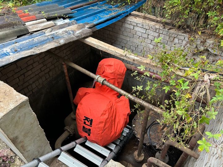 [김제=뉴시스] 13일 오전 11시13분께 전북 김제시 흥사동의 한 기름 제조공장에서 유해화학물질인 헥산이 유출돼 소방당국이 작업을 진행하고 있다. (사진=전북도소방본부 제공) 2025.10.13. photo@newsis.com *재판매 및 DB 금지