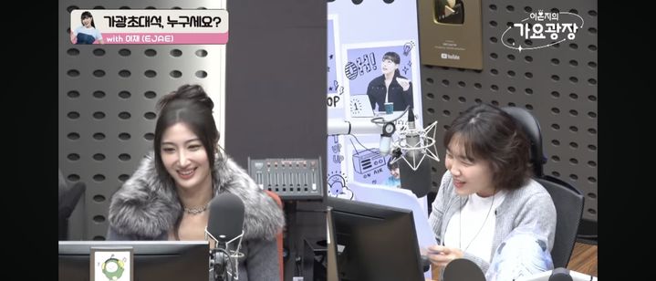 [서울=뉴시스] 이재, 이은지. (사진 = 가요광장 유튜브 캡처) 2025.10.13. photo@newsis.com *재판매 및 DB 금지