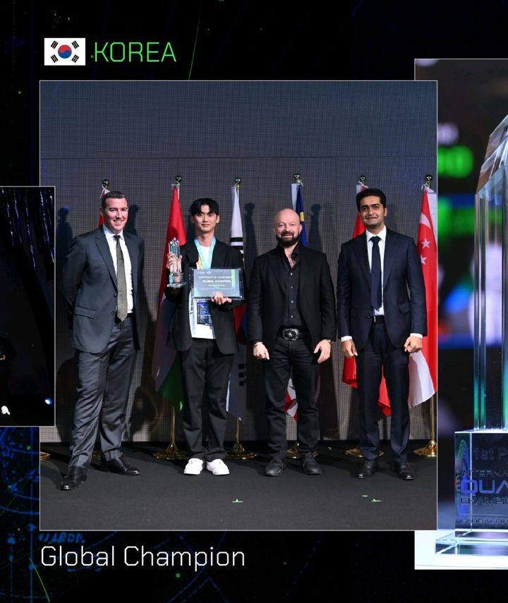 (왼쪽 두번째)울산과학기술원(UNIST) 학생 김민겸씨가 시상식에서 기념 촬영을 하고 있다.(사진=월드퀀트 제공) *재판매 및 DB 금지