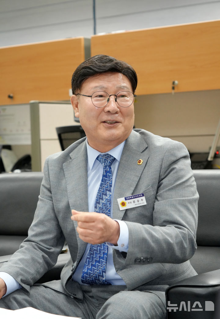 [전주=뉴시스] 김민수 기자 = 문승우 전북자치도의회 의장이 13일 도의회 기자실에서 중국 장쑤성서 한·중·일 3국 의회 협력 교류에 대해 설명하고 있다. 2025.10.13 leo@newsis.com *재판매 및 DB 금지