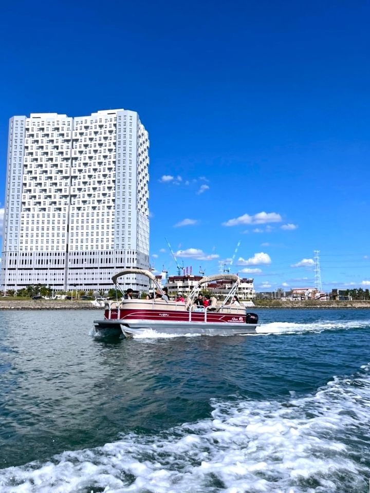 [안산=뉴시스]시민들이 시화호에서 파티보트 체험을 하고 있다.(사진=안산시 제공)2025.10.13.photo@newsis.com *재판매 및 DB 금지