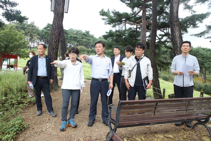 [정읍=뉴시스] 추석 연휴 중 구절초지방정원을 방문해 14일 개막 예정인 구절초꽃축제 준비 상황 점검에 나선 이학수 정읍시장(왼쪽 세번째)이 정원 내 시설물을 살피고 있다. *재판매 및 DB 금지