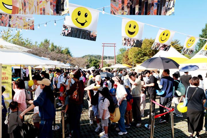 [의령=뉴시스]축제장 인파.(사진=의령군 제공) 2025.10.13.photo@newsis.com *재판매 및 DB 금지