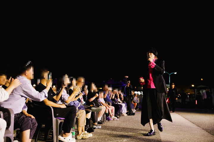 [남원=뉴시스] 지난 4일 열린 남원시 야간관광 콘텐츠 '월과포차'. 가수 김장훈 공연을 관객들이 함께 즐기고 있다. (사진=남원시 제공) 2025.10.13. photo@newsis.com *재판매 및 DB 금지