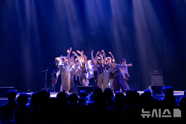 [서울=뉴시스] '2025 서울생활예술페스티벌' 노을빛무대상(연숨) 공연. (사진=서울문화재단 제공)