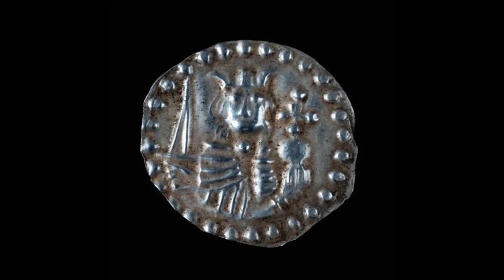 [뉴시스] 주교가 오른손에 주교 지팡이를 들고 있는 모습이 담겨 있는 은화의 모습. (사진 = 스톡홀름 주 지역행정위원회) 2025.10.13. *재판매 및 DB 금지