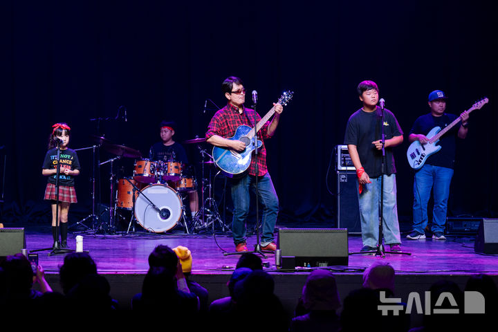 [서울=뉴시스] '2025 서울생활예술페스티벌' 서울시의회의장상(상상초월) 공연. (사진=서울문화재단 제공) 