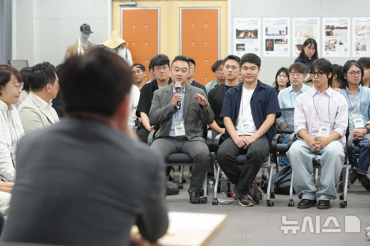 [제주=뉴시스] 13일 오전 제주웰컴센터에서 제주도와 제주관광공사 주최로 열린 '2025 관광스타트업 데이-제주 관광 밋업, 창의&혁신' 토크콘서트에서 오영훈 제주지사가 참석자에게 질문을 받고 있다. (사진=제주도 제공) 2025.10.13. photo@newsis.com *재판매 및 DB 금지