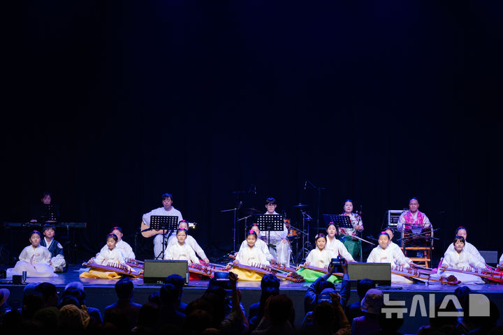 [서울=뉴시스] '2025 서울생활예술페스티벌' 피어나는예술상(가야랑이랑) 공연. (사진=서울문화재단 제공) 