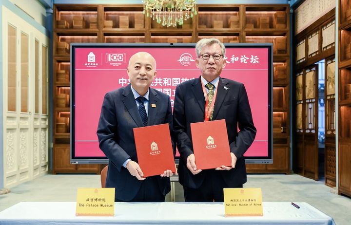 [서울=뉴시스] 10일 중국 베이징에 있는 고궁박물원에서 열린 문화교류협력 의향서 체결식에 참석한 왕쉬둥 중국 고궁박물원장과 유홍준 국립중앙박물관장(오른쪽) (사진=국립중앙박물관 제공) 2025.10.13 pboto@newsis.com *재판매 및 DB 금지