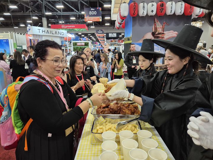 '치맥 페스타'서 ‘케이팝 데몬 헌터스’ 속 의상을 입은 채 관람객에게 치킨과 맥주를 제공하는 '서울홍보관' 관계자들 *재판매 및 DB 금지