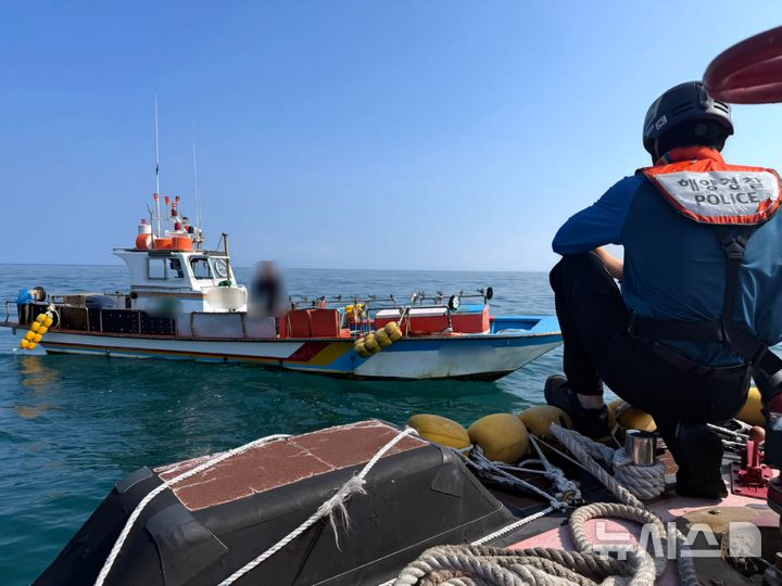 [제주=뉴시스] 제주해양경찰서 승선원 미변동 어선 적발 사진. (사진=제주해양경찰서 제공) 2025.10.13. photo@newsis.com