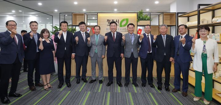 [청주=뉴시스] 이범석 청주시장(가운데)를 비롯한 충북 청주시 관계자들이 13일(현지시각) 베트남 하노이 해외통상사무소 개소식에서 기념촬영을 하고 있다. (사진=청주시 제공) 2025.10.13. photo@newsis.com *재판매 및 DB 금지